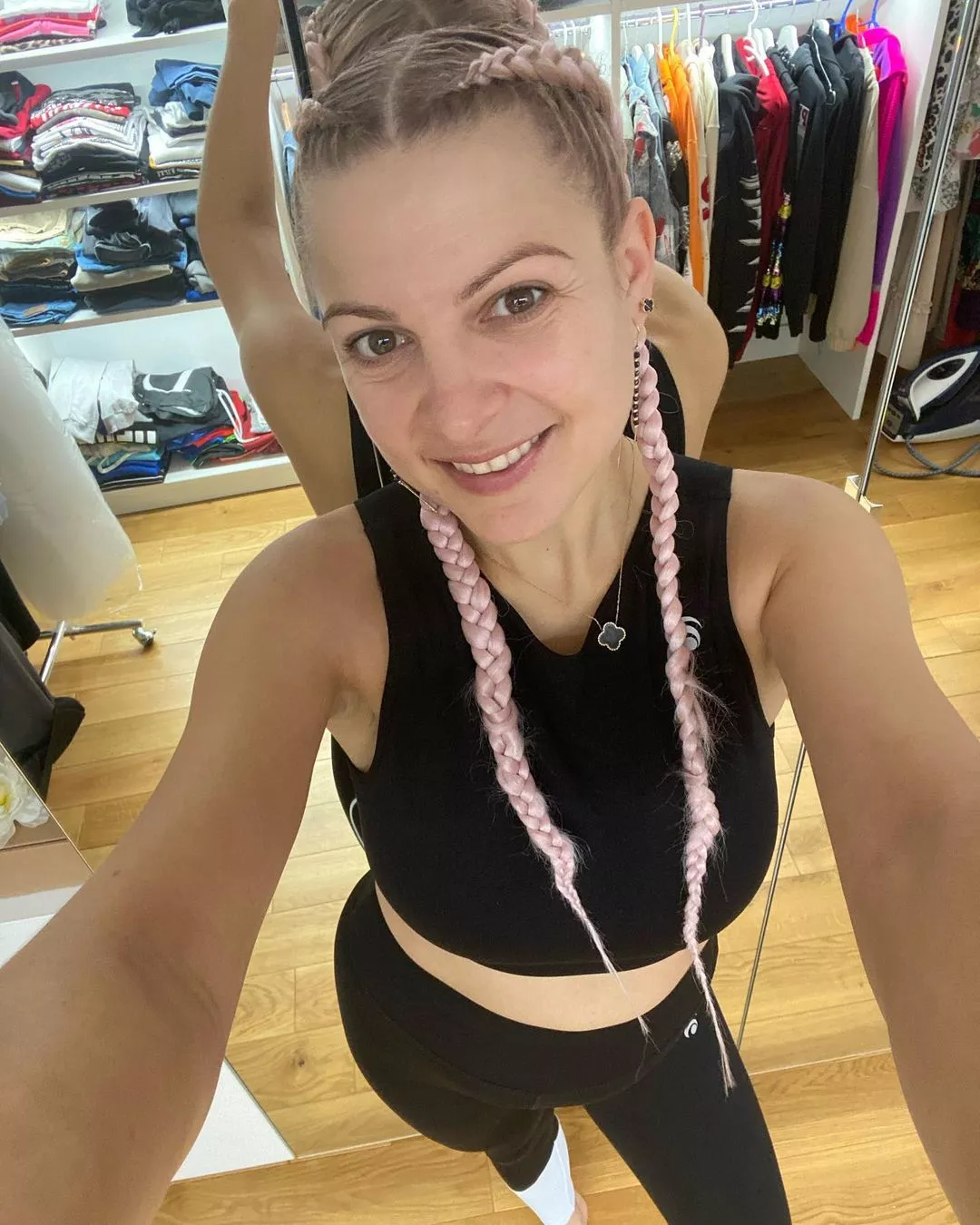 Magdalena Narożna Piękni i Młodzi zmieniła fryzurę! Szokujące uczesanie wokalistki zaskoczyło internautów!